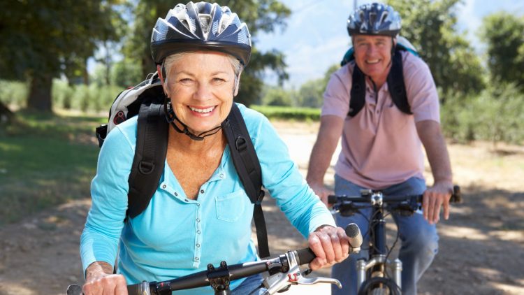 Ein älters Paar fährt Fahrrad