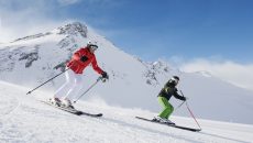 Zwei Menschen beim Skifahren