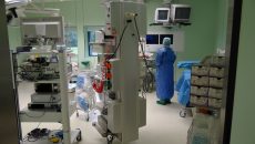 Operationssaal mit Geräten